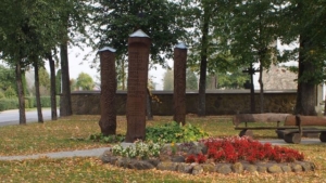 Medinių stogastulpių kompozicija Antanui Baranauskui foto